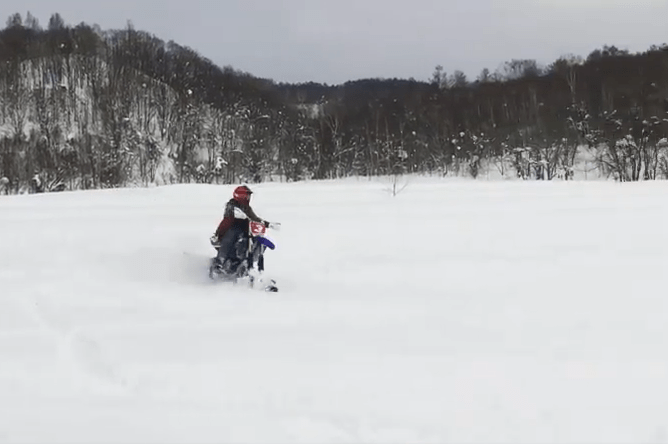 糖妹體驗雪地電單車，社交平台有片睇，揸得很不錯呢。