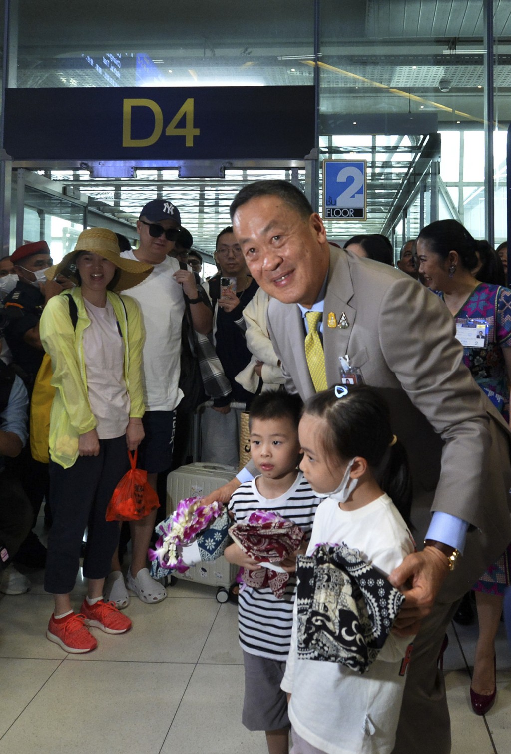 去年9月25日，泰国总理赛塔（中）在曼谷素万那普国际机场迎接中国游客。 新华社