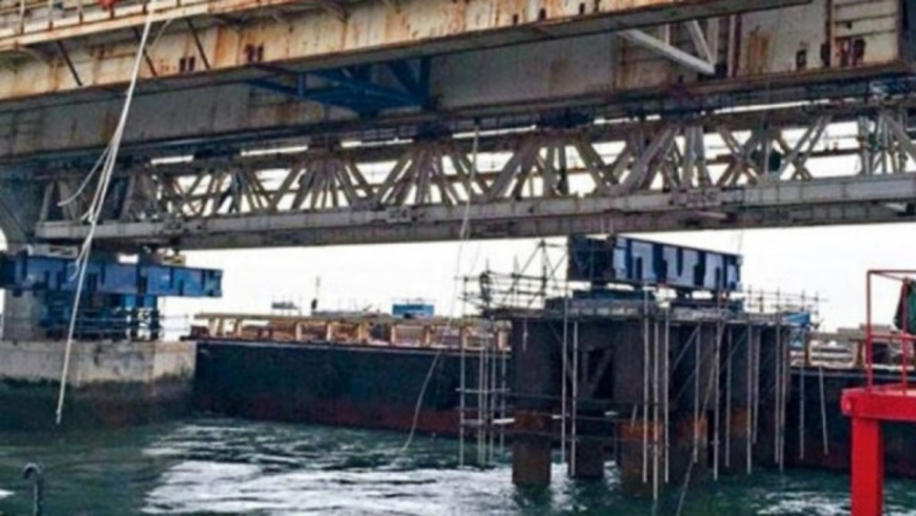 2017年港珠澳大桥工作台倒塌事故。资料图片