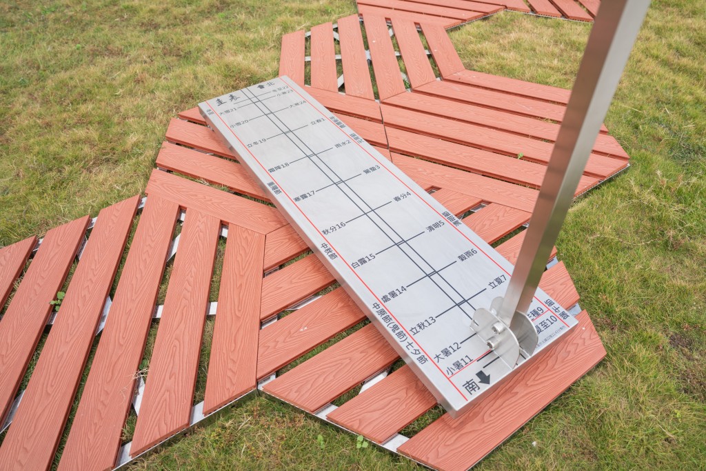 学生有机会操作日晷、浑仪等中国古代天文仪器模型，体验古今科学智慧的传承。（图片来源：《亲子王》）