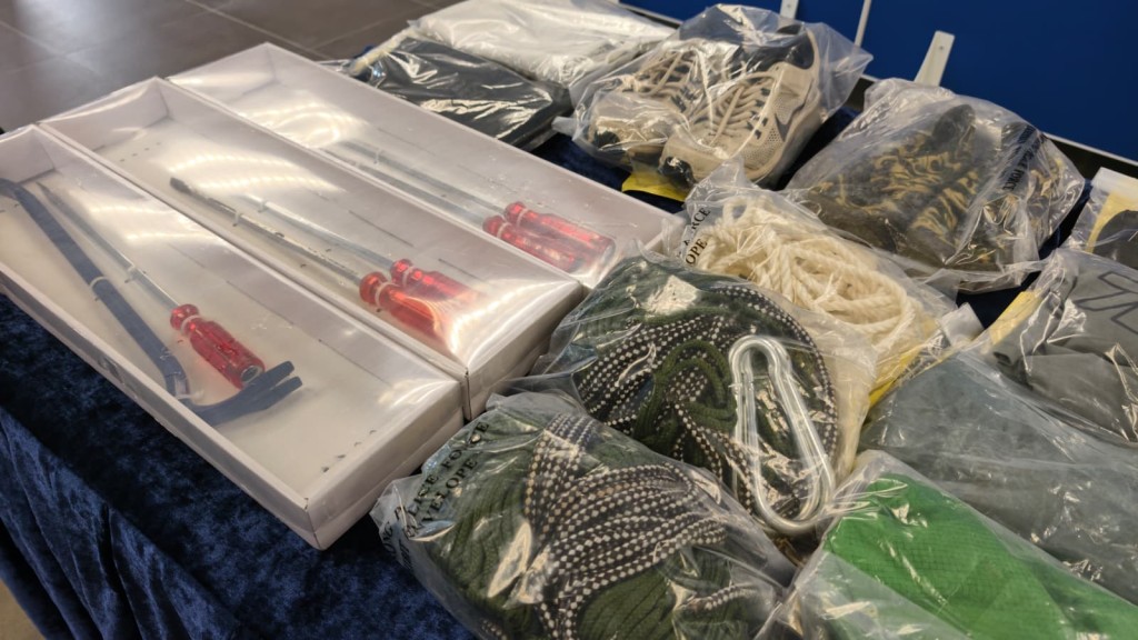警方於匿藏地點檢獲爆竊工具,包括鐵筆,剪鉗、爬繩工具及犯案時所穿衣物。 警方於匿藏地點檢獲爆竊工具,包括鐵筆,剪鉗、爬繩工具及犯案時所穿衣物。