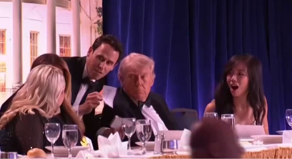 姜伟嘉(右)在白宫记者协会晚宴枪击事件中的表现成为焦点。X