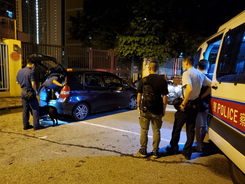 警方凌晨在葵涌截獲「毒品快餐車」。