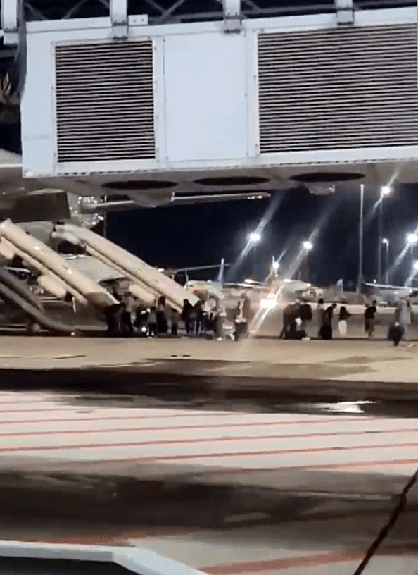 大批乘客溜滑梯逃生。fb：香港航空讨论区