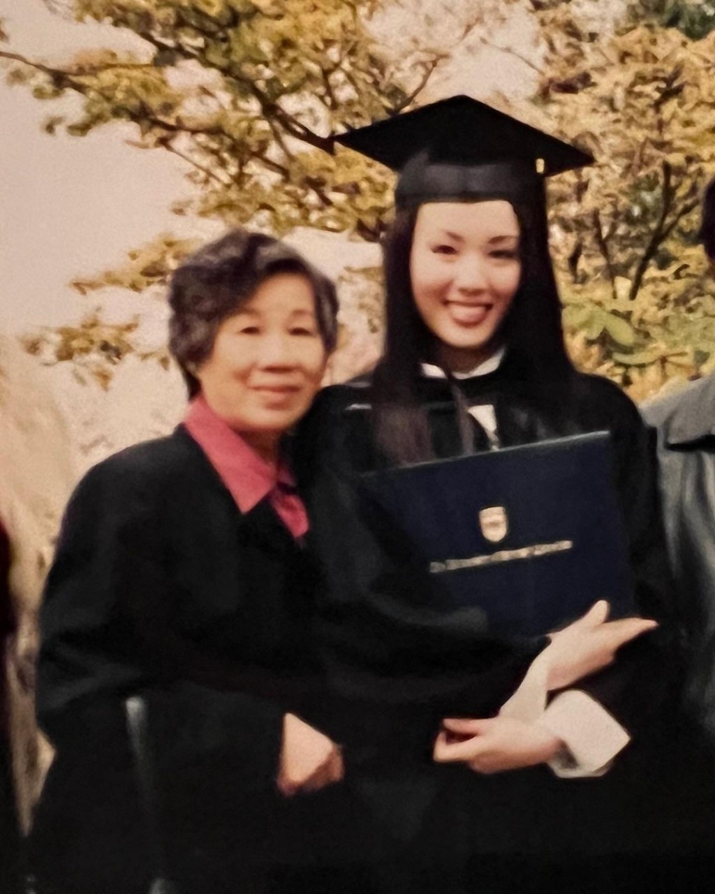 楊洛婷畢業時嫲嫲一臉自豪。