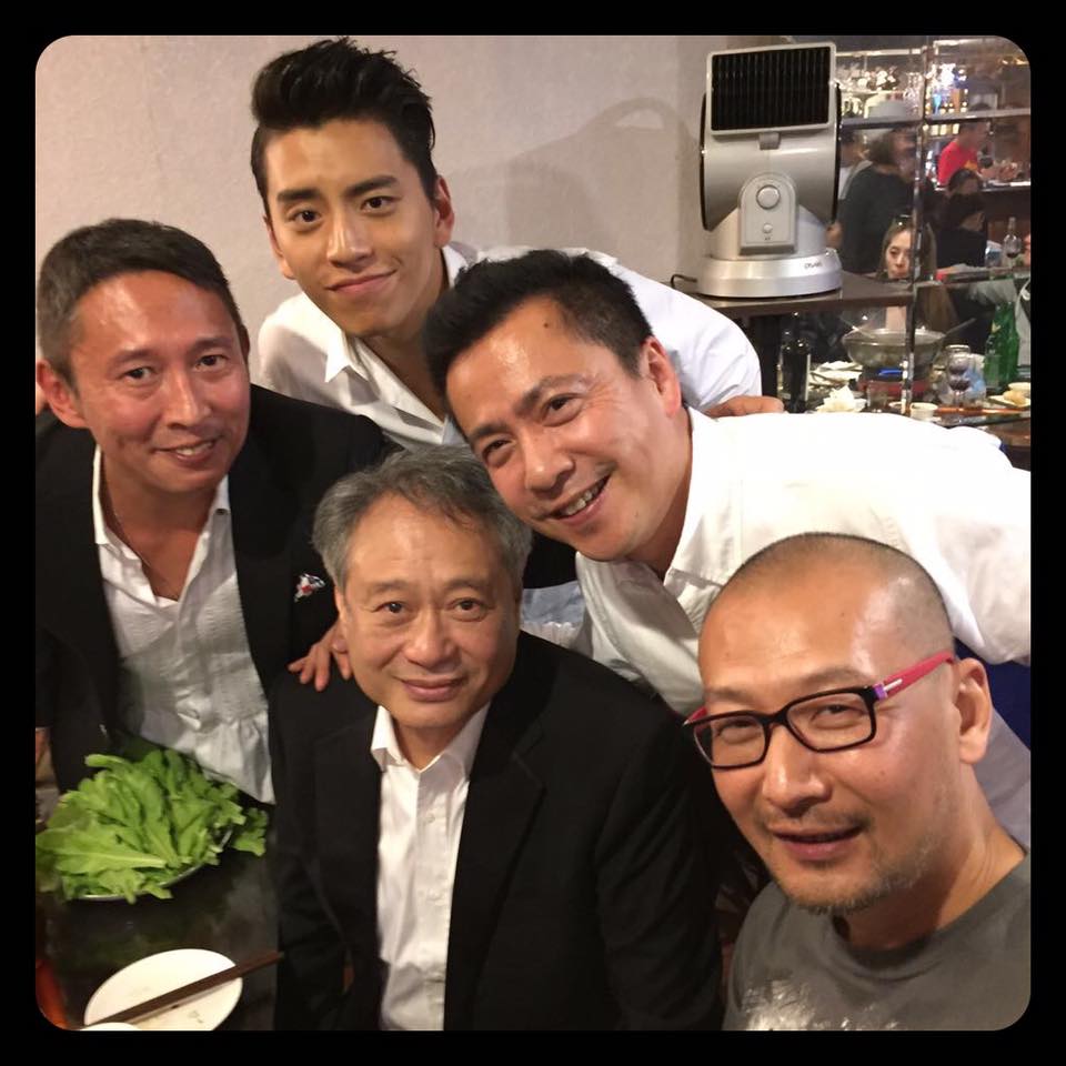 豆導(左一)是台灣名導演。