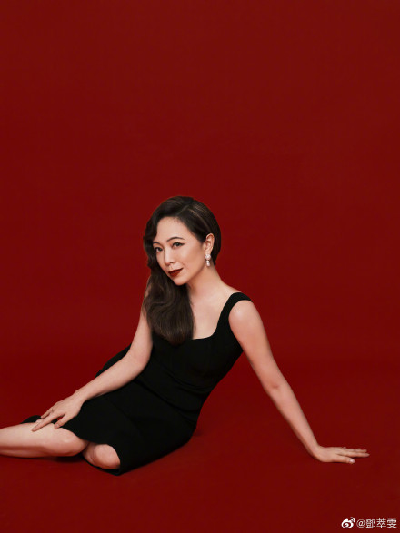 復古長曲髮及紅唇艷麗造型