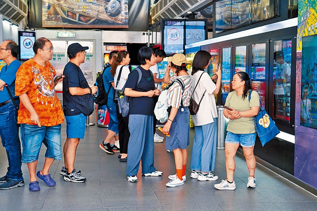 全港64間戲院昨以「半價睇好戲」優惠吸客，成功打破近10年國慶日最高入場人次紀錄。