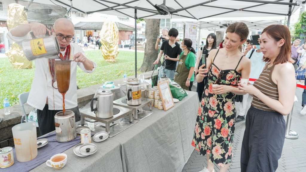 港式奶茶製作技藝示範,師傅將茶葉置於布袋漏勺中,倒入開水,將之沖入另一茶壺,重複此步驟數次,再將熱茶倒進盛了淡奶的杯中。政府新聞處 港式奶茶製作技藝示範,師傅將茶葉置於布袋漏勺中,倒入開水,將之沖入另一茶壺,重複此步驟數次,再將熱茶倒進盛了淡奶的杯中。政府新聞處