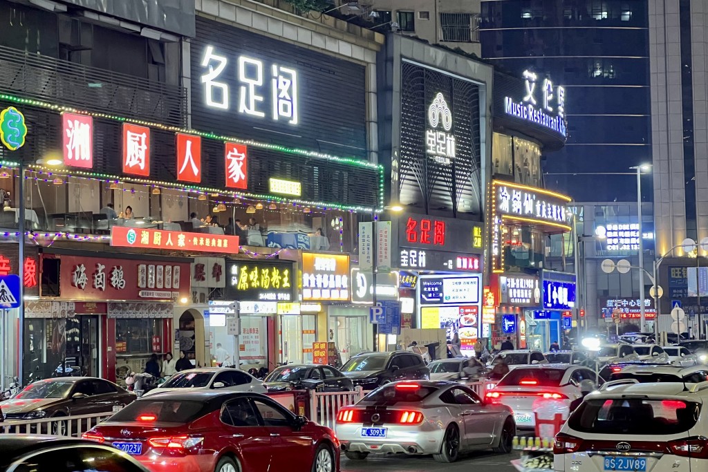 常平中元街一帶有不少沐足及按摩場所。 盧江球攝 常平中元街一帶有不少沐足及按摩場所。 盧江球攝