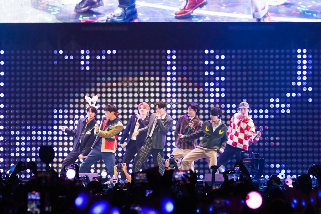 2021 JINGLE BALL是防彈今年最後一個公開活動。