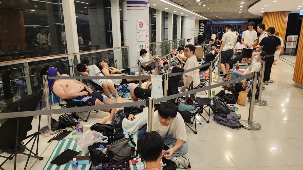樂富廣場有逾百人排隊,當中有人熱到赤裸上身。黎志偉攝 樂富廣場有逾百人排隊,當中有人熱到赤裸上身。黎志偉攝