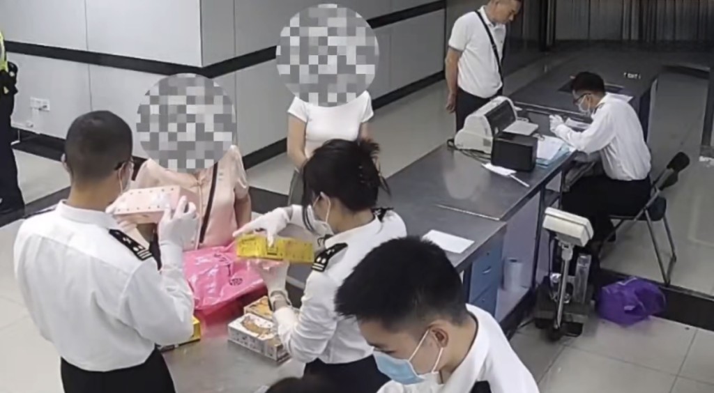 羅湖海關截獲外來物種黃額絲雀。海關發佈