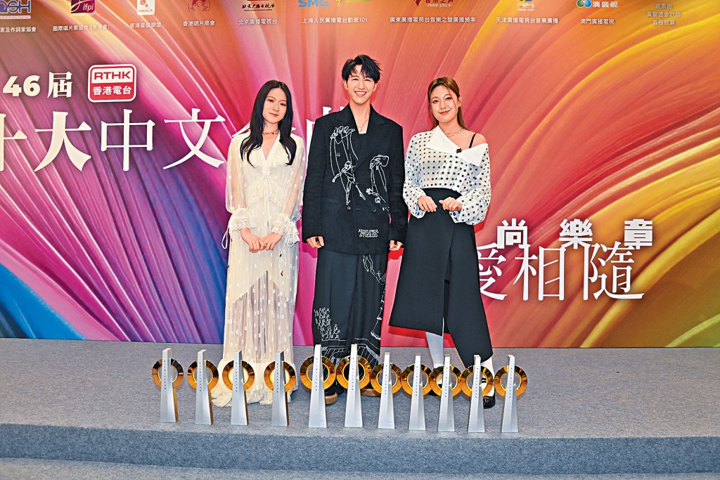 馮允謙(中)、雲浩影(左)及黃淑蔓當晚為寰亞捧回不少獎項。