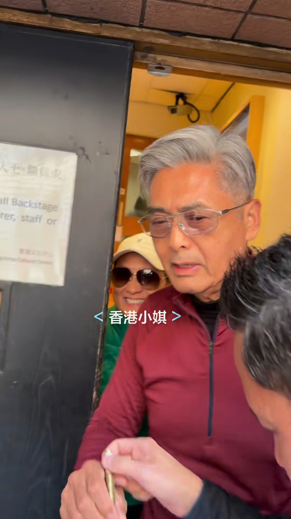 周潤發於尖沙咀被大批粉絲包圍。