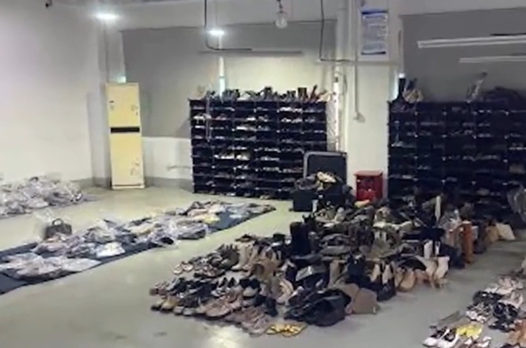 公司搭配間放著逾百個名牌手袋及鞋在地上。網圖