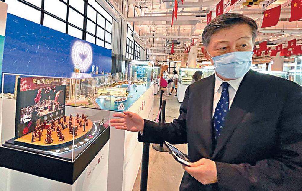 日本駐港總領事岡田健一先生，對微型「香港中樂團」嘖嘖稱奇。