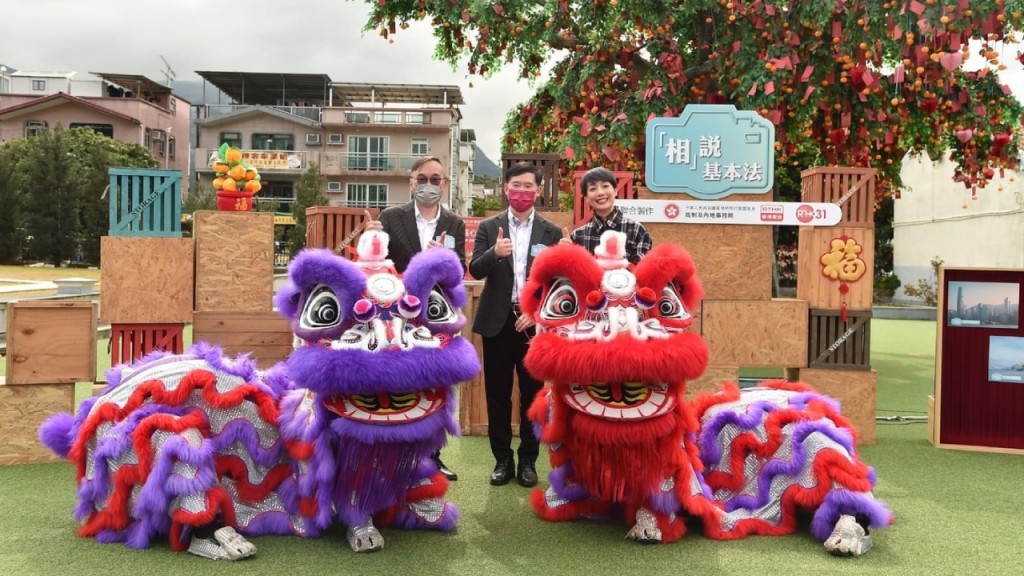 政制及內地事務局副局長胡健民、香港電台顧問（節目）何重恩與藝人江美儀一同為醒獅主持掛紅和點睛儀式。