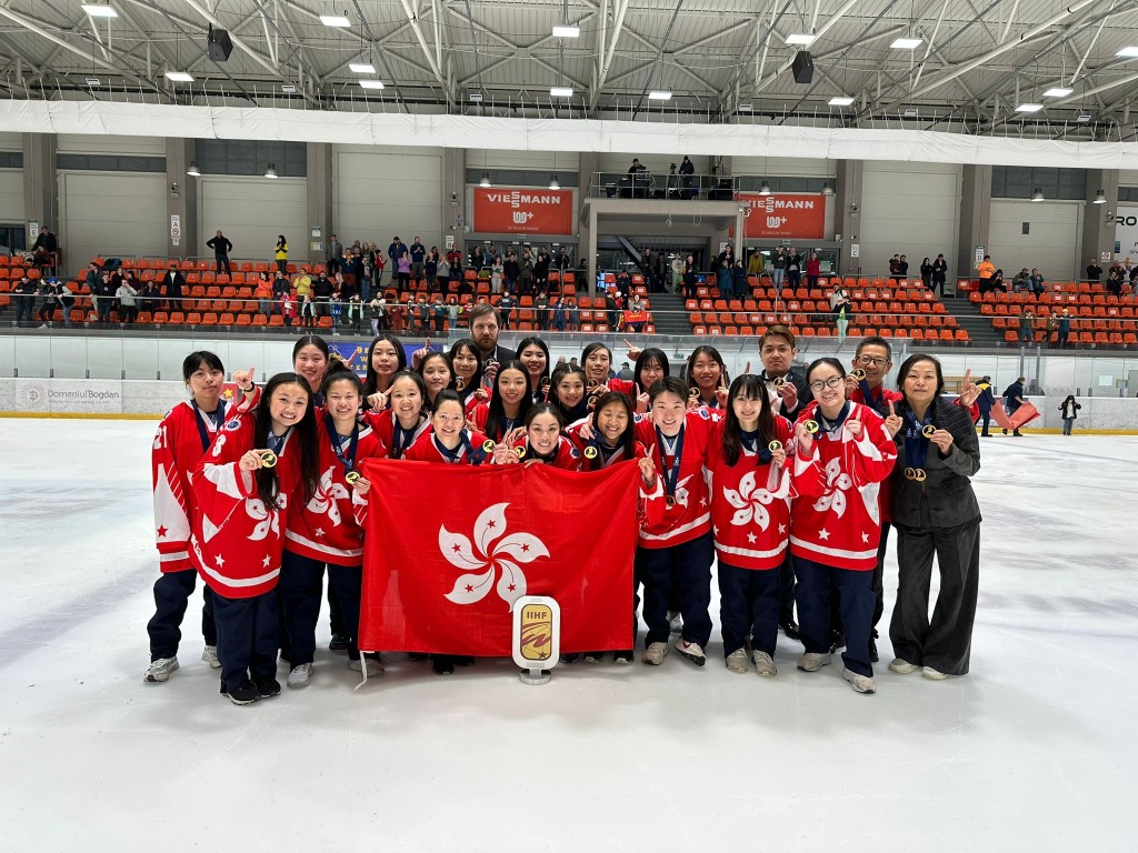 香港女子冰球隊歷史性於世界錦標賽第三級別賽事的小組賽奪得金牌，獲得升班資格。（冰協提供）
