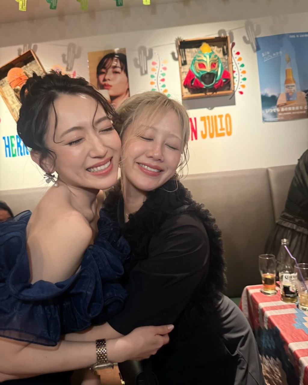 內田真由美在婚宴後的派對上與好友緊緊相擁。