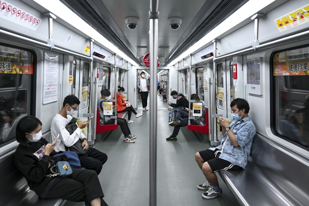 广州地铁8号线车厢内。