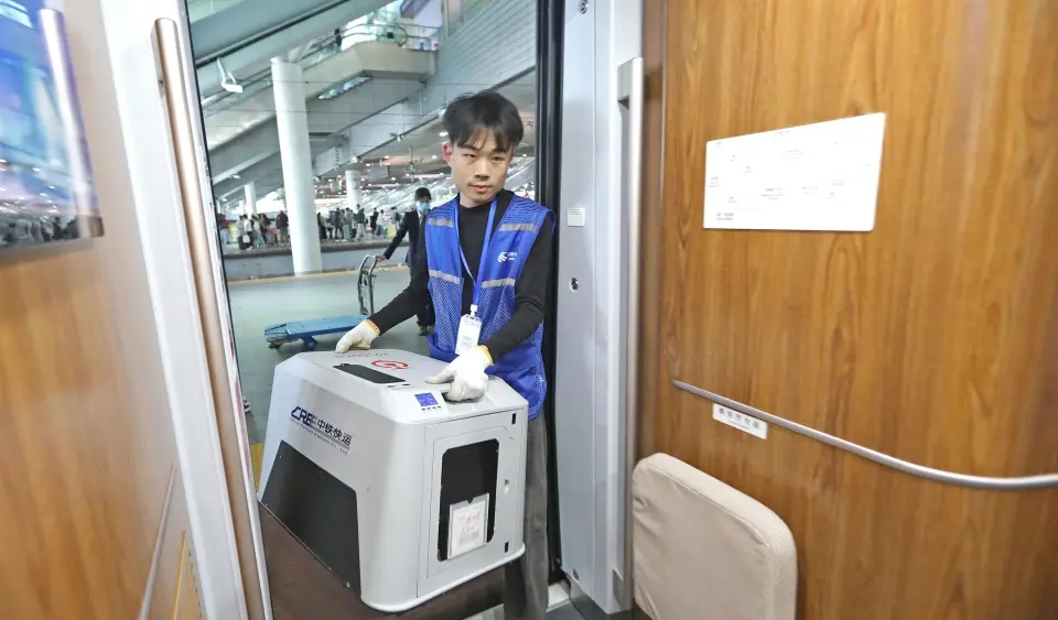 「毛孩子」登上G400次列車準備前往武漢。 深圳大件事