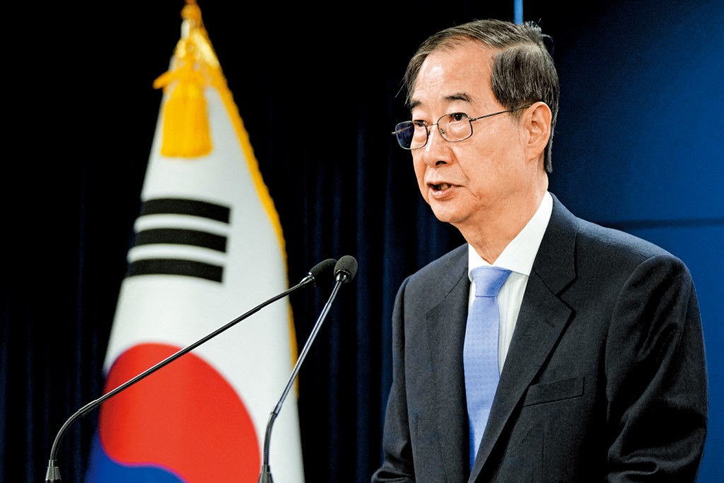 韓德洙復任代總統後發表講話。