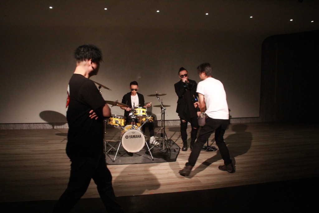 拍攝期間，身兼幕後的深爺全程在攝影師旁邊監督。