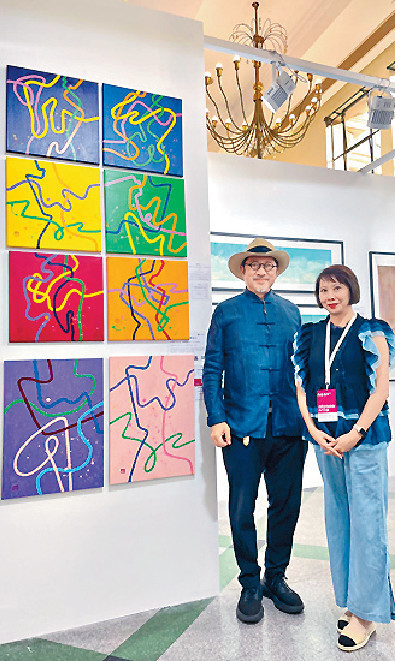 ■燕譽堂離開荷李活道遠赴上海參展。圖為燕譽堂老闆蔣美玲（右）與藝術家梁立人合照。