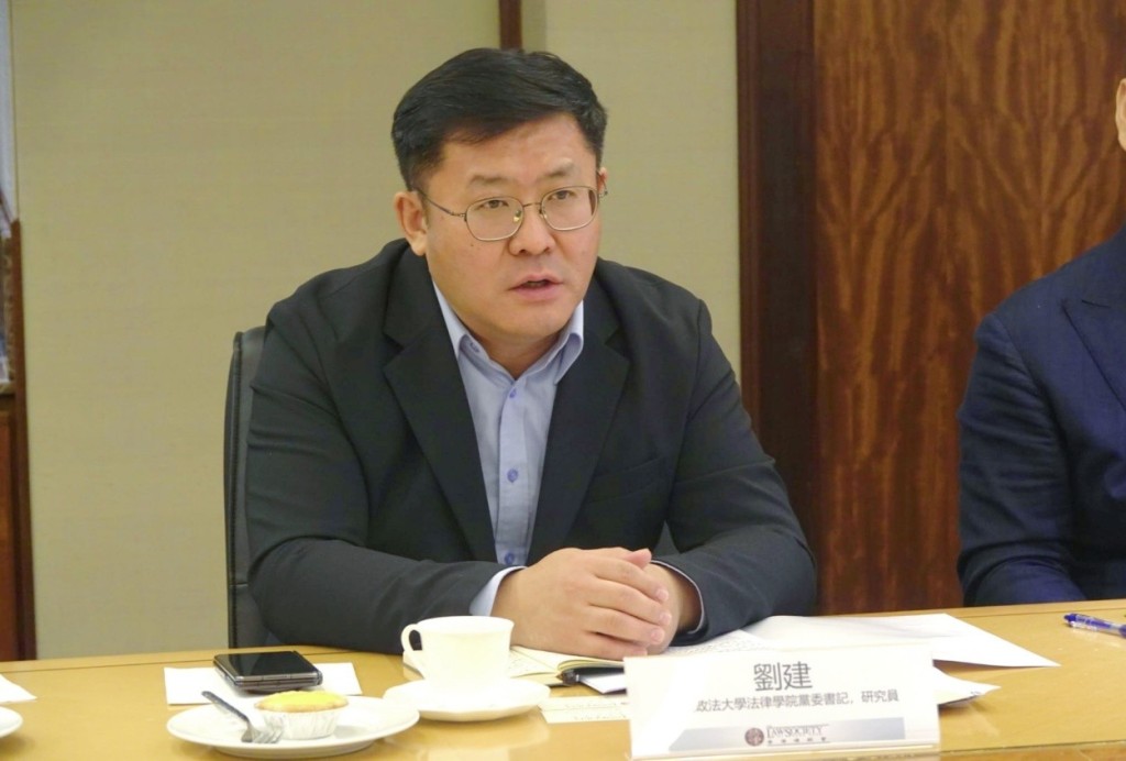 中國政法大學法律學院黨委書記劉健向律師會介紹政法大學近況。