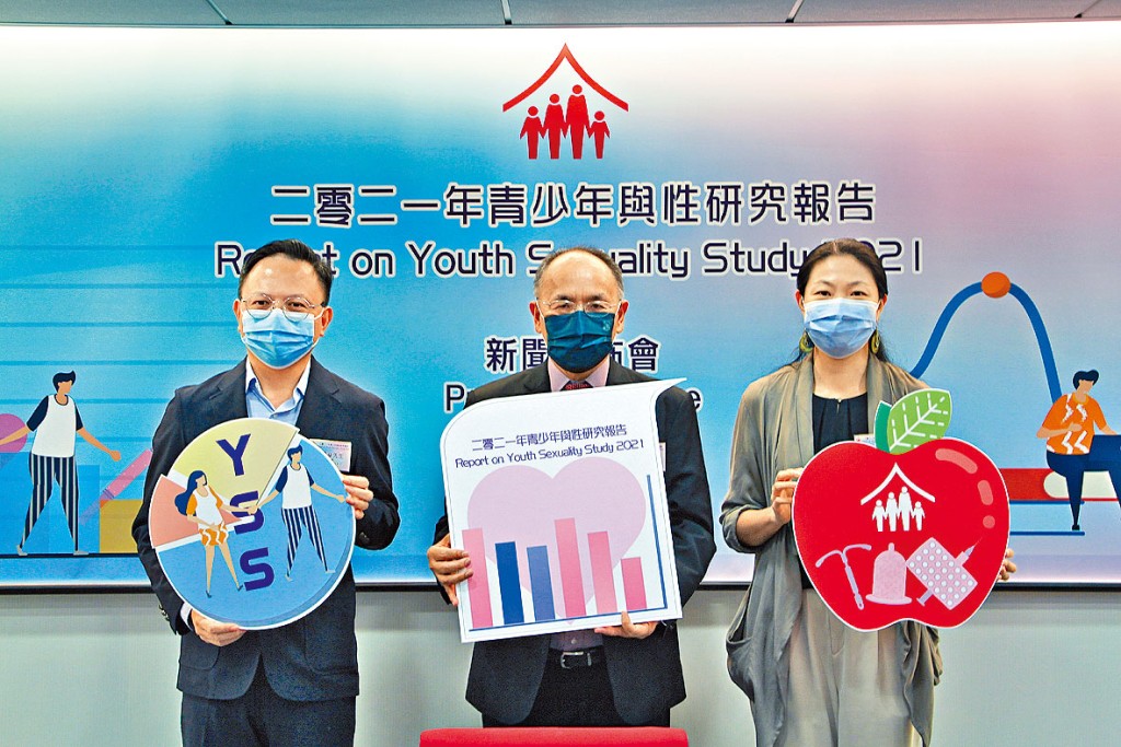 林慧翔(右)建議,學校和家長都要推行更全面的性教育,方式亦要與時並進。旁為葉兆輝(中)。