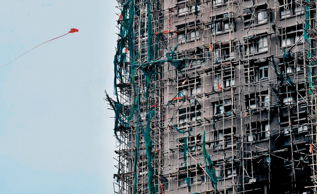 政府將於短期內公布宏福苑長遠安置方案。