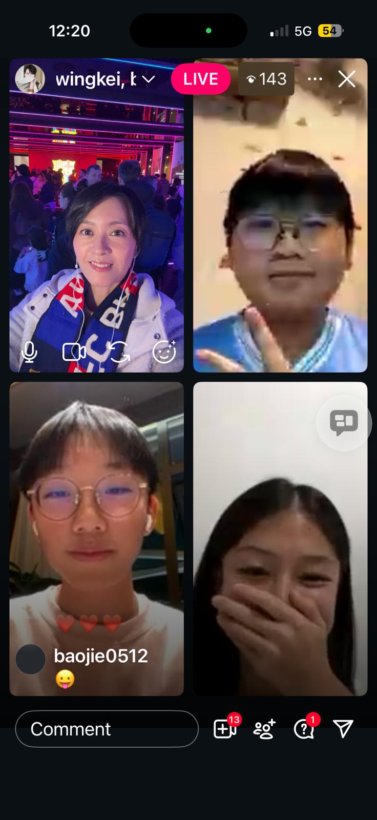 Gigi開live，同周衹月（下排右）、單焯翹（下排左）及譚峻然（上排右）一同分享拍攝《逆轉上半場》趣事。