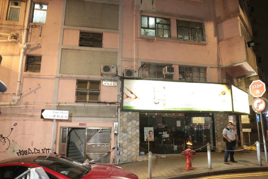 警方在中環伊利近街52號一單位發現一對夫婦燒炭亡。 警方在中環伊利近街52號一單位發現一對夫婦燒炭亡。