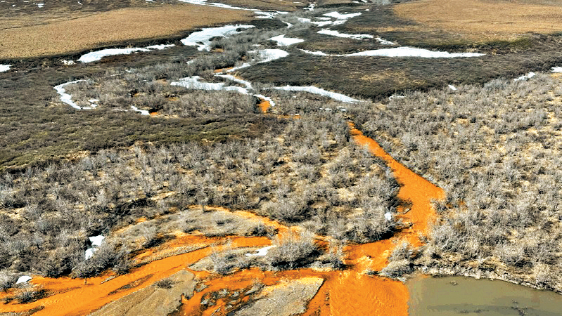 阿拉斯加州庫古魯羅克河的橙色支流是「生鏽」河流的一例。