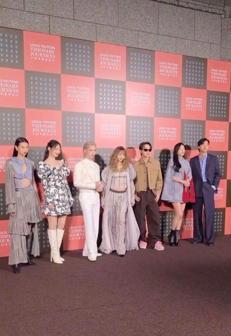 時裝品牌昨在首爾舉行開幕禮，（左起）鄭浩妍、申敏兒、Felix、Lisa、J-Hope、全智賢及孔劉到場，星光熠熠。