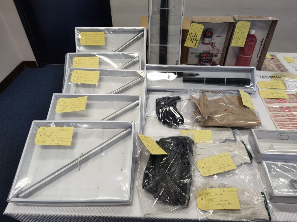 行動中檢獲懷疑意圖用作黑幫打鬥的武器。梁國峰攝