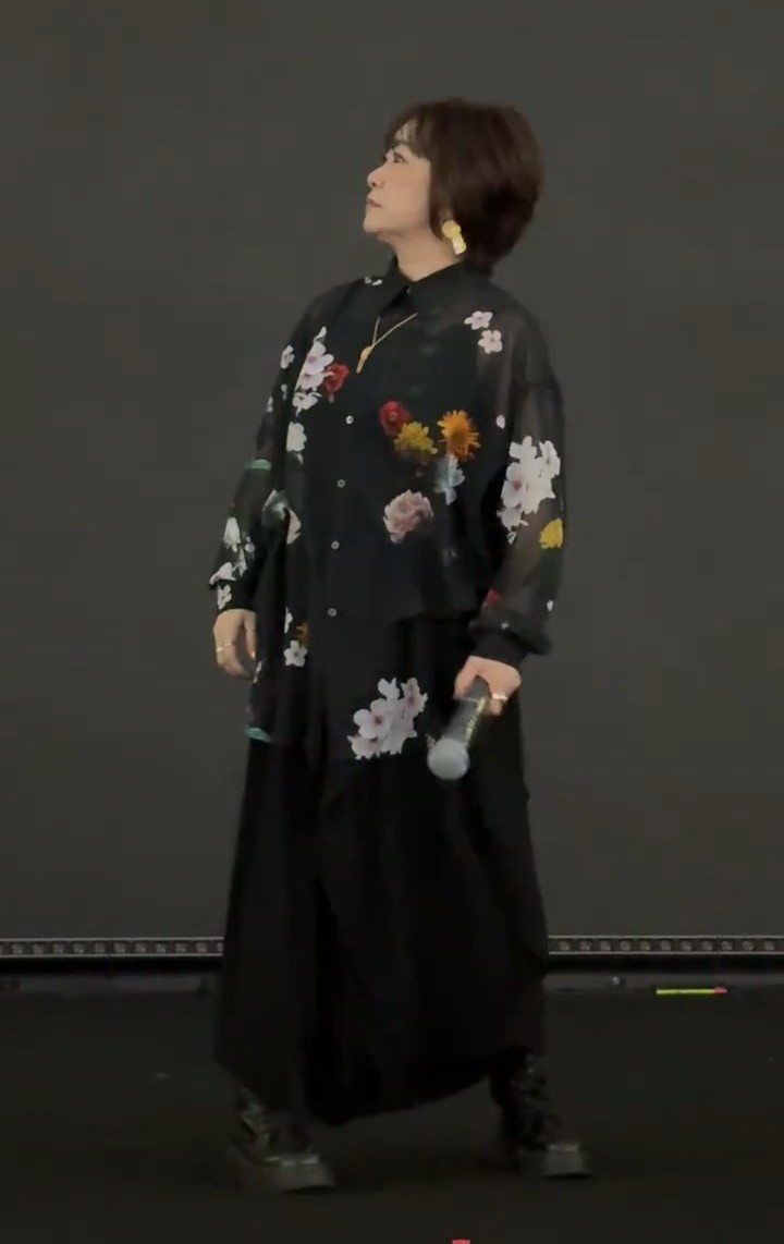 大槻真希出席Bandai Namco嘉年華,表演期間音樂突然中斷。 大槻真希出席Bandai Namco嘉年華,表演期間音樂突然中斷。