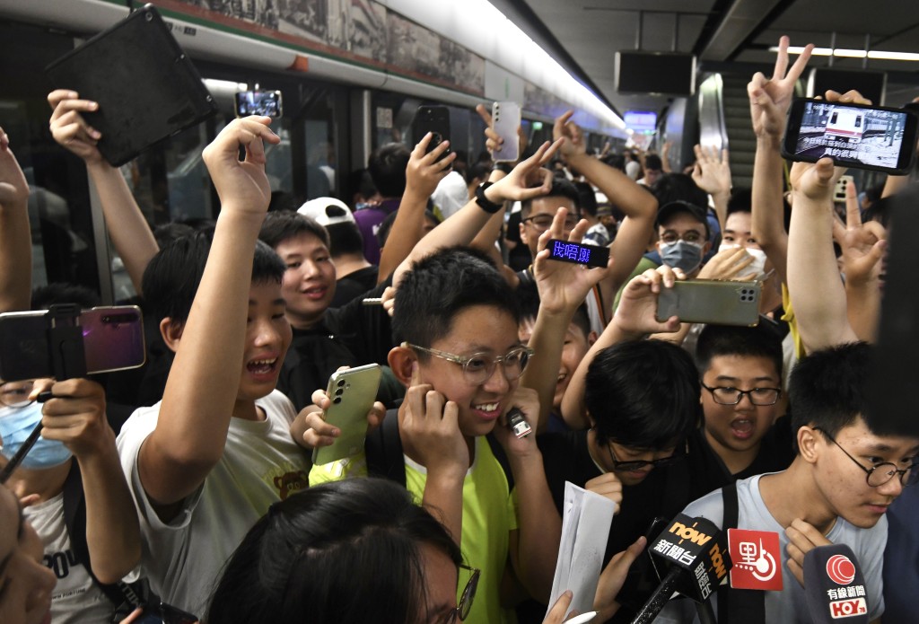 大批鐵路迷在彩虹站等候復刻列車到站。何君健攝