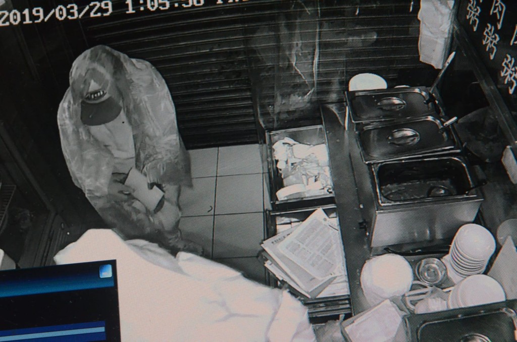 店鋪閉路電視拍得賊人爆竊經過。