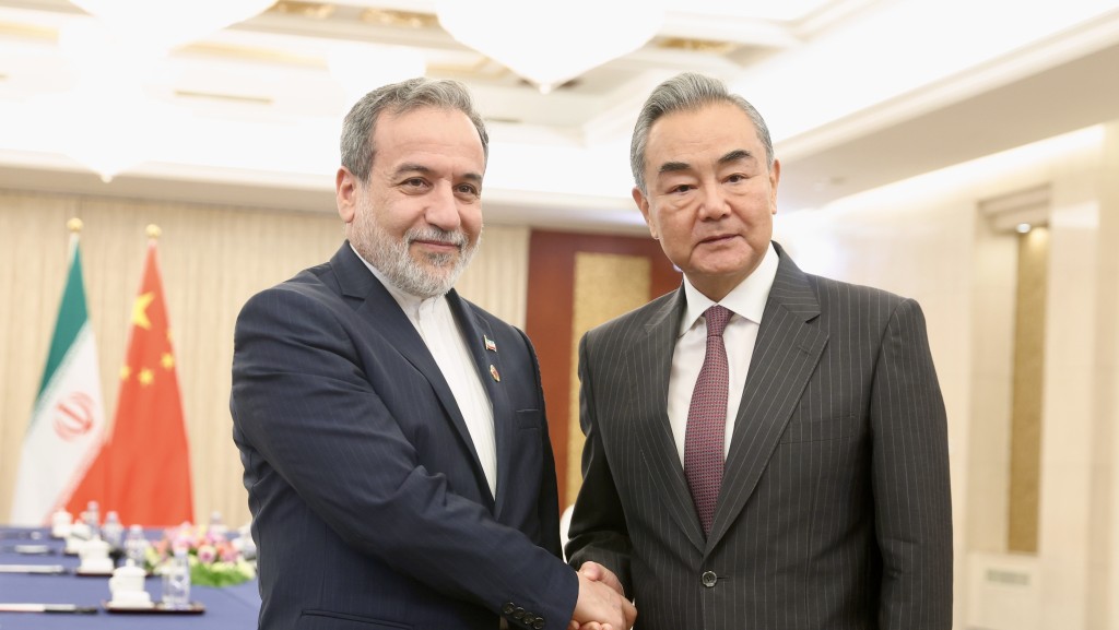 7月16日，王毅在天津會見伊朗外長阿拉格齊。中新社