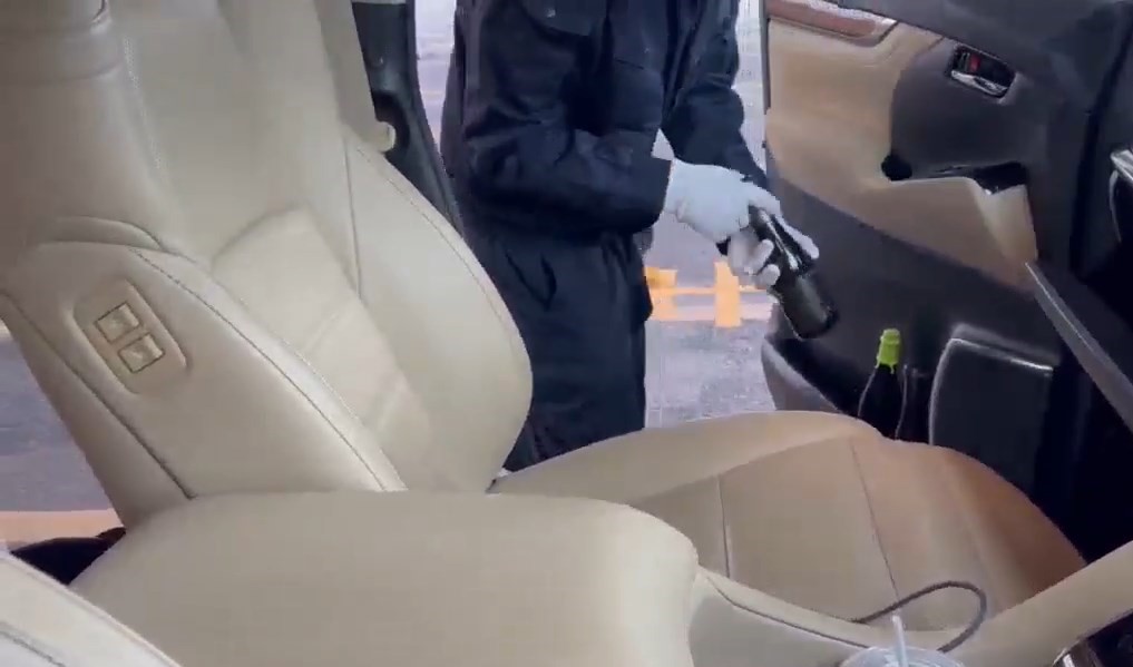 海關關員在該車內查獲化妝品、衣物鞋靴、手機、啤酒等共117件。微博@海關發布 海關關員在該車內查獲化妝品、衣物鞋靴、手機、啤酒等共117件。微博@海關發布