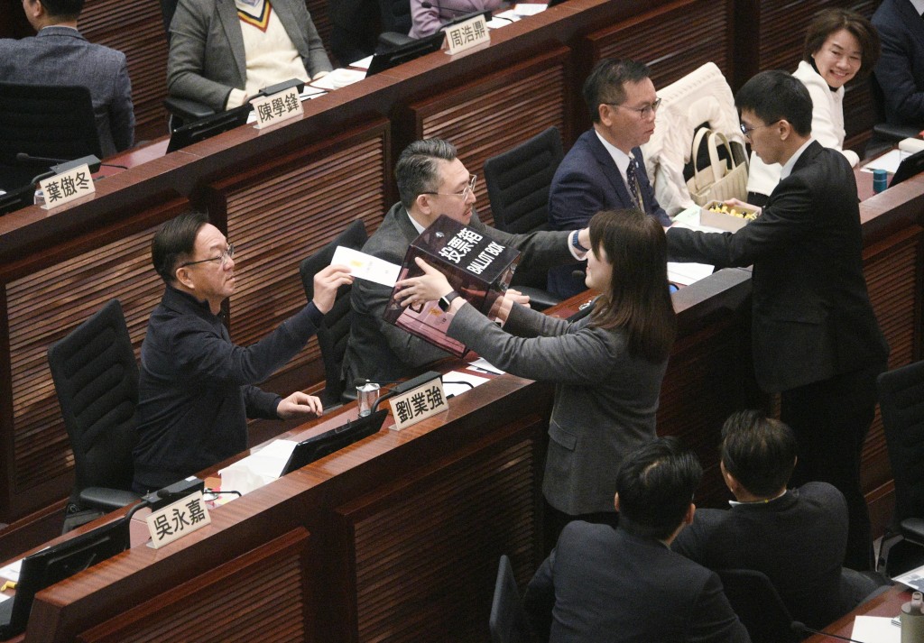 議員在特別辯論後投票選出新一屆立法會主席。 議員在特別辯論後投票選出新一屆立法會主席。