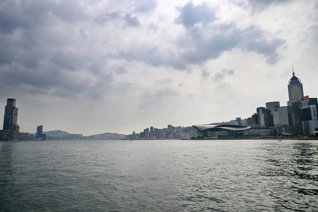 天文台指未来一两日华南沿岸风势微弱，天气酷热，高温亦会触发骤雨。资料图片