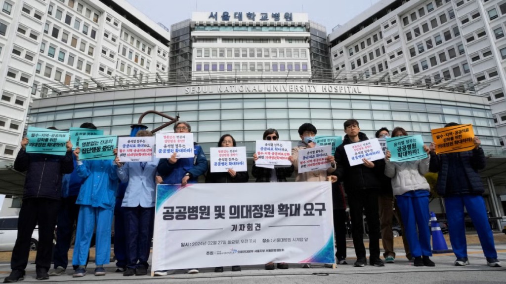 南韓為擴招醫科生與否，造成社會大撕裂。圖為南韓公共服務及運輸聯盟示威，要求增加醫科生。美聯社