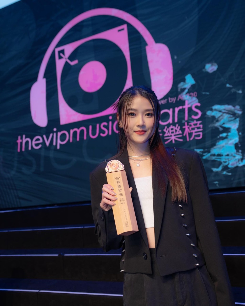 潘靜文為TVB旗下藝人，也是愛爆音樂旗下歌手。
