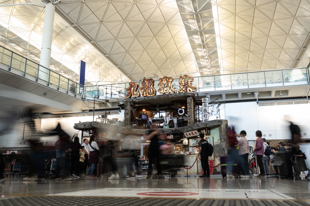 《九龍城寨之圍城》電影中的多個場景以1:1打造，現於香港國際機場展出。