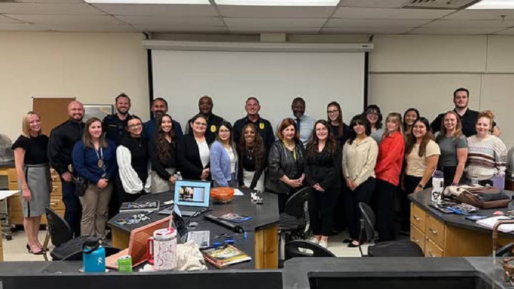 德州大學阿靈頓分校的犯罪學與刑事司法系學生。Arlington Police Department/Fb