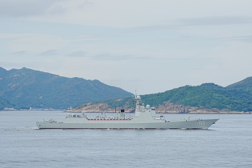 湛江艦，舷號165。山東艦航母編隊訪港 - 海怡廣場附近情況。
