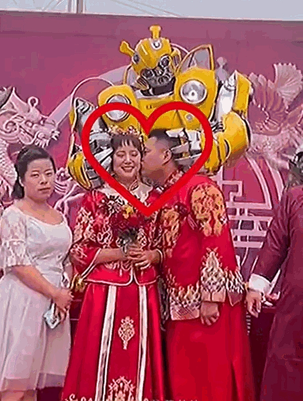 弟弟穿著一套高2.8米、重達20公斤的大黃蜂盔甲為姐姐送嫁。網圖